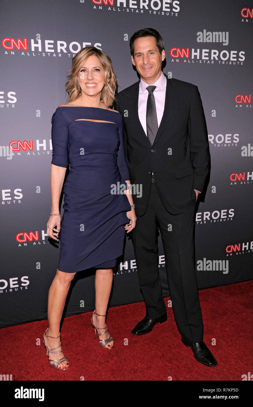 New York, Stati Uniti d'America. 9 Dic 2018. Alisyn Camerota (L) e John Berman frequentare la dodicesima edizione CNN Heroes: Un All-Star omaggio al Museo Americano di Storia Naturale il 9 dicembre 2018 nella città di New York. Credito: Ron Adar/Alamy Live News Foto Stock