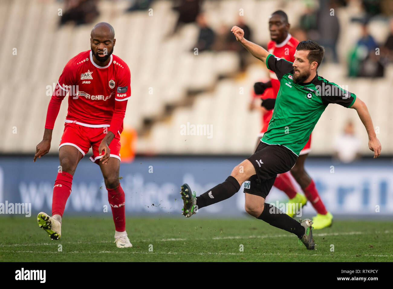 BRUGES, Belgio - 9 Dicembre : Didier Lamkel Ze e Xavier Mercier lotta per la palla durante la Jupiler Pro League giornata 18 tra Cercle Brugge e Royal Antwerp FC su dicembre 9, 2018 a Bruges, Belgio. (Foto di Frank Abbeloos/Isosport) Foto Stock