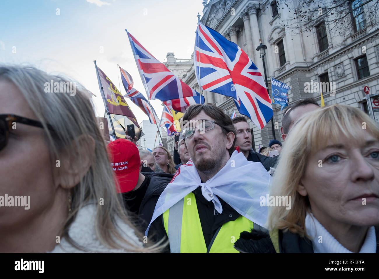 Pro Brexit rally organizzato da UKIP e Tommy Robinson protestando per la 'tradimento di Brexit' come vedono la trattativa concordato tra il maggio del governo Tory e l'UE. Londra, UK, 9 dicembre 2018. Credito: Mike Abrahams/Alamy Live News Foto Stock