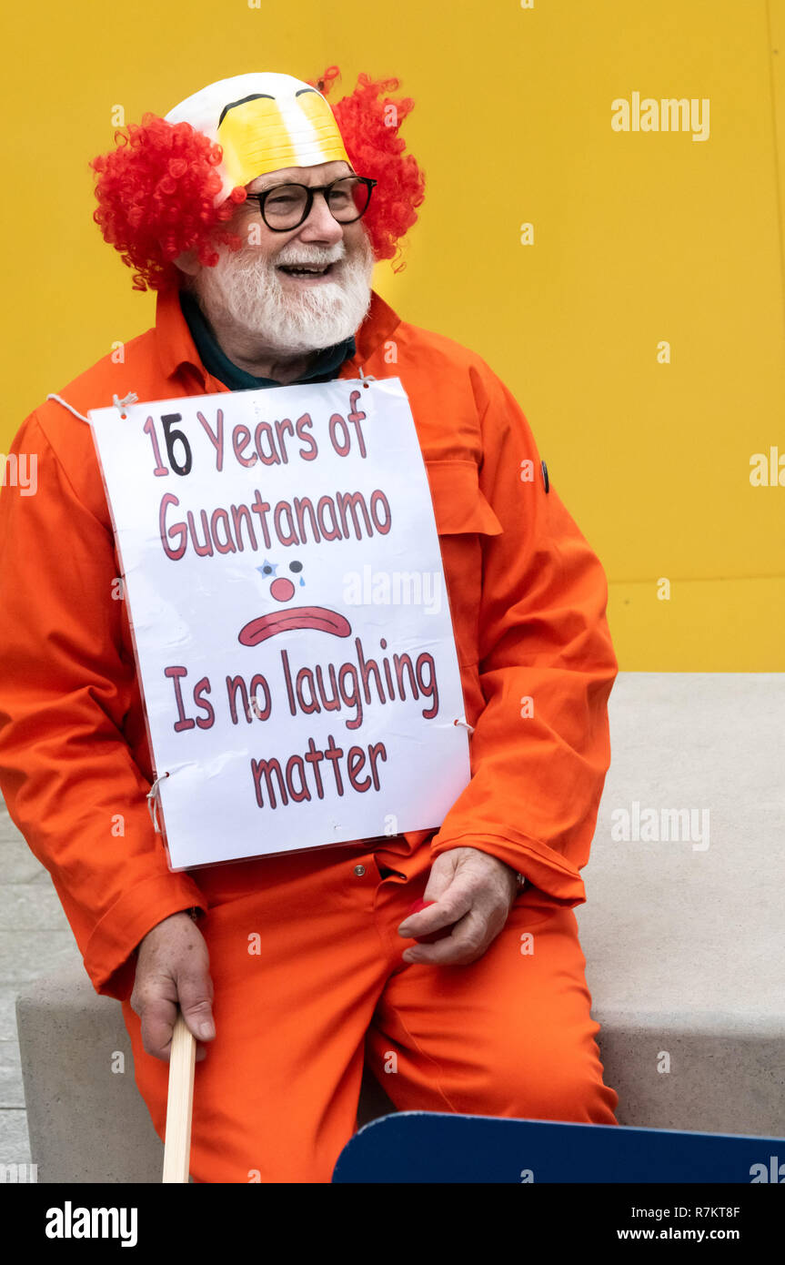 Londra, Regno Unito. Il 10 dicembre 2018. Un manifestante colloqui con persone di andare all'Ambasciata degli Stati Uniti nella finale "hut Guantanamo!" protesta mensile del 2018 in occasione del settantesimo anniversario della Dichiarazione Universale dei Diritti dell'Uomo (UDHR). Questo dichiarata "Nessuno può essere sottoposto a tortura né a pene o trattamenti crudeli, inumani o degradanti " e " Nessun individuo potrà essere arbitrariamente arrestato, detenuto o esiliato.' Guantanamo ha ancora 40 detenuti che sono stati torturati e detenuti in detenzione senza processo per quasi 17 anni. Credito: Peter Marshall / Alamy Live News Foto Stock