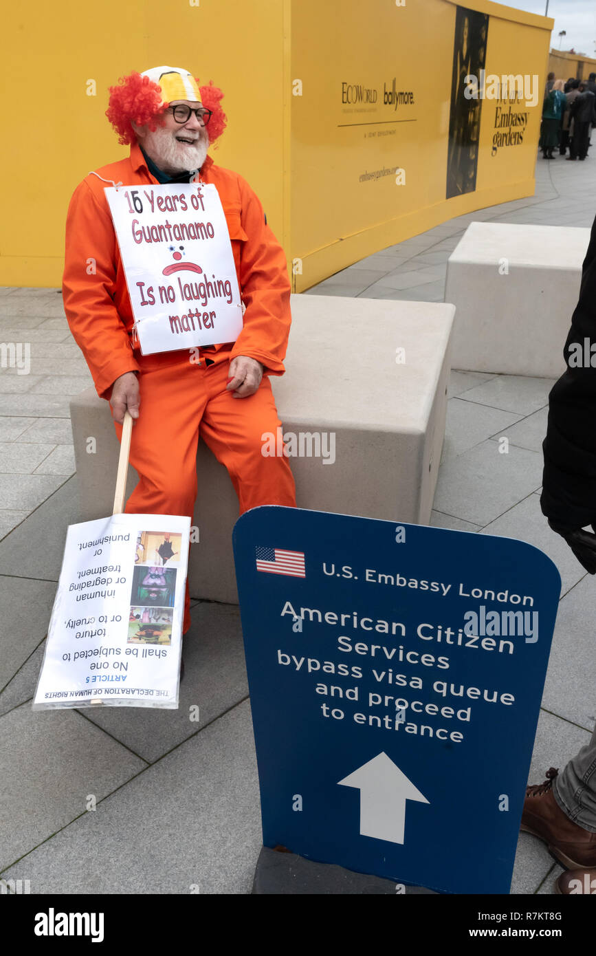 Londra, Regno Unito. Il 10 dicembre 2018. Un manifestante colloqui con persone di andare all'Ambasciata degli Stati Uniti nella finale "hut Guantanamo!" protesta mensile del 2018 in occasione del settantesimo anniversario della Dichiarazione Universale dei Diritti dell'Uomo (UDHR). Questo dichiarata "Nessuno può essere sottoposto a tortura né a pene o trattamenti crudeli, inumani o degradanti " e " Nessun individuo potrà essere arbitrariamente arrestato, detenuto o esiliato.' Guantanamo ha ancora 40 detenuti che sono stati torturati e detenuti in detenzione senza processo per quasi 17 anni. Credito: Peter Marshall / Alamy Live News Foto Stock