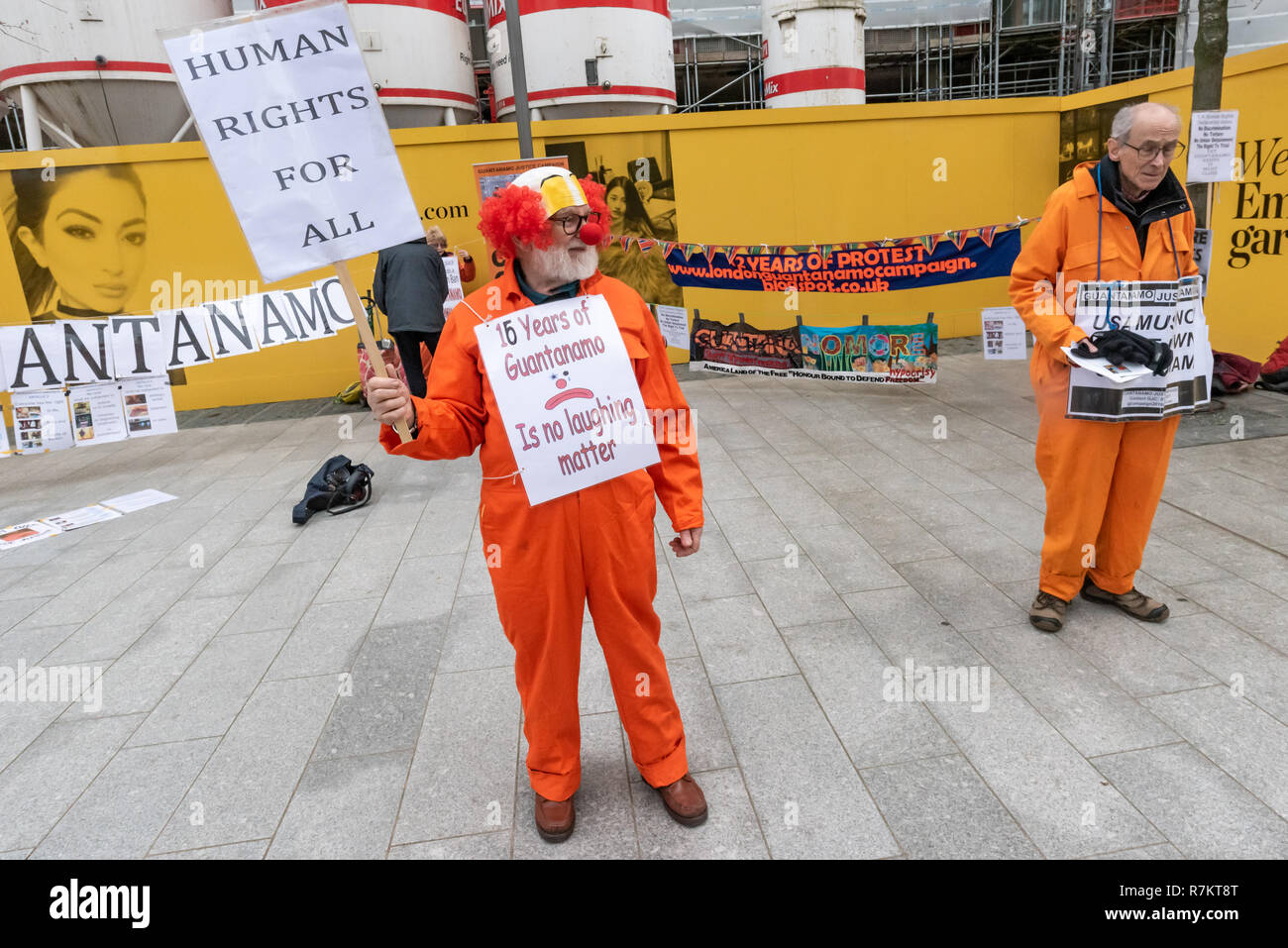 Londra, Regno Unito. Il 10 dicembre 2018. Dimostranti presso l Ambasciata degli Stati Uniti nella finale "hut Guantanamo!" protesta mensile del 2018 in occasione del settantesimo anniversario della Dichiarazione Universale dei Diritti dell'Uomo (UDHR). Questo dichiarata "Nessuno può essere sottoposto a tortura né a pene o trattamenti crudeli, inumani o degradanti " e " Nessun individuo potrà essere arbitrariamente arrestato, detenuto o esiliato.' Guantanamo ha ancora 40 detenuti che sono stati torturati e detenuti in detenzione senza processo per quasi 17 anni. Credito: Peter Marshall / Alamy Live News Foto Stock