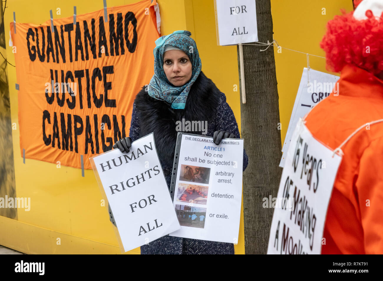 Londra, Regno Unito. Il 10 dicembre 2018. Dimostranti presso l Ambasciata degli Stati Uniti nella finale "hut Guantanamo!" protesta mensile del 2018 in occasione del settantesimo anniversario della Dichiarazione Universale dei Diritti dell'Uomo (UDHR). Questo dichiarata "Nessuno può essere sottoposto a tortura né a pene o trattamenti crudeli, inumani o degradanti " e " Nessun individuo potrà essere arbitrariamente arrestato, detenuto o esiliato.' Guantanamo ha ancora 40 detenuti che sono stati torturati e detenuti in detenzione senza processo per quasi 17 anni. Credito: Peter Marshall / Alamy Live News Foto Stock