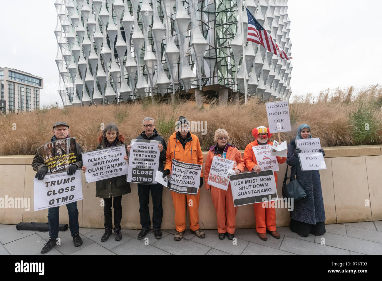 Londra, Regno Unito. Il 10 dicembre 2018. Manifestanti stare in piedi davanti all'Ambasciata degli Stati Uniti nella finale "hut Guantanamo!" protesta mensile del 2018 in occasione del settantesimo anniversario della Dichiarazione Universale dei Diritti dell'Uomo (UDHR). Questo dichiarata "Nessuno può essere sottoposto a tortura né a pene o trattamenti crudeli, inumani o degradanti " e " Nessun individuo potrà essere arbitrariamente arrestato, detenuto o esiliato.' Guantanamo ha ancora 40 detenuti che sono stati torturati e detenuti in detenzione senza processo per quasi 17 anni. Credito: Peter Marshall / Alamy Live News Foto Stock