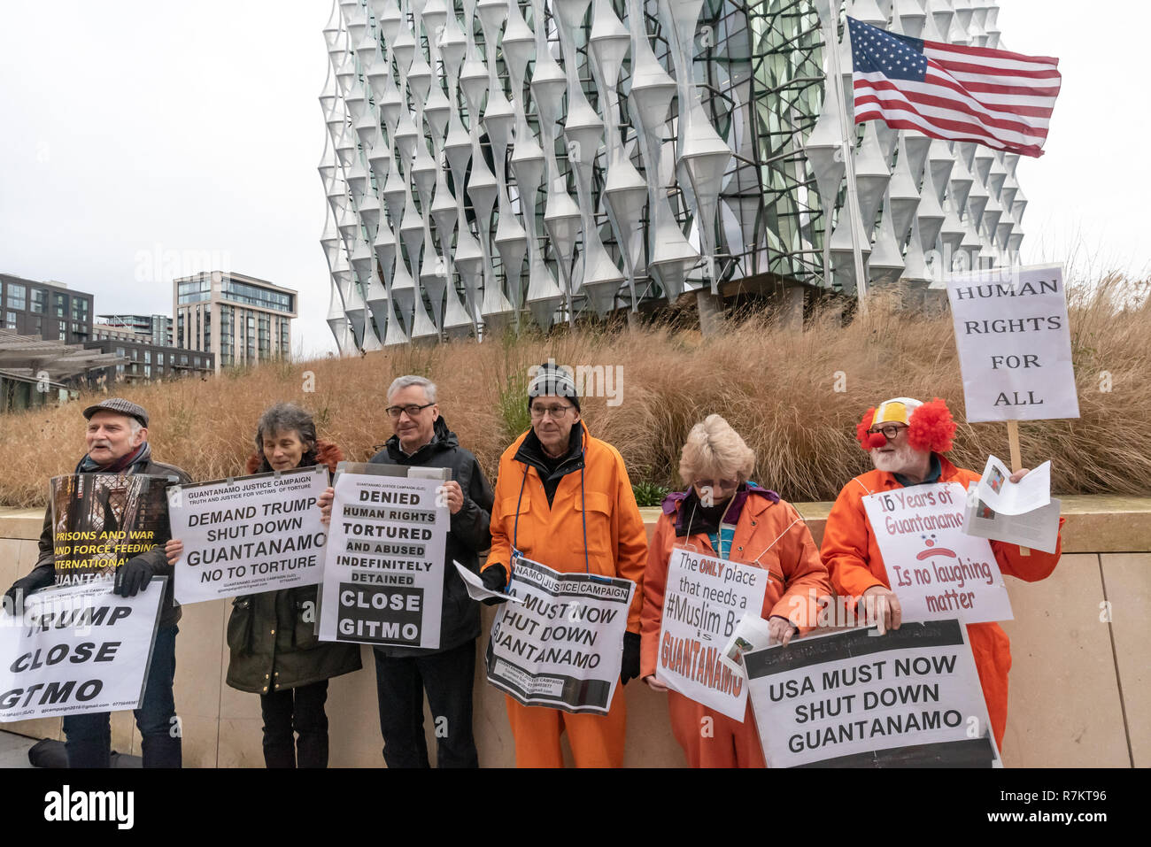 Londra, Regno Unito. Il 10 dicembre 2018. Manifestanti stare in piedi davanti all'Ambasciata degli Stati Uniti nella finale "hut Guantanamo!" protesta mensile del 2018 in occasione del settantesimo anniversario della Dichiarazione Universale dei Diritti dell'Uomo (UDHR). Questo dichiarata "Nessuno può essere sottoposto a tortura né a pene o trattamenti crudeli, inumani o degradanti " e " Nessun individuo potrà essere arbitrariamente arrestato, detenuto o esiliato.' Guantanamo ha ancora 40 detenuti che sono stati torturati e detenuti in detenzione senza processo per quasi 17 anni. Credito: Peter Marshall / Alamy Live News Foto Stock