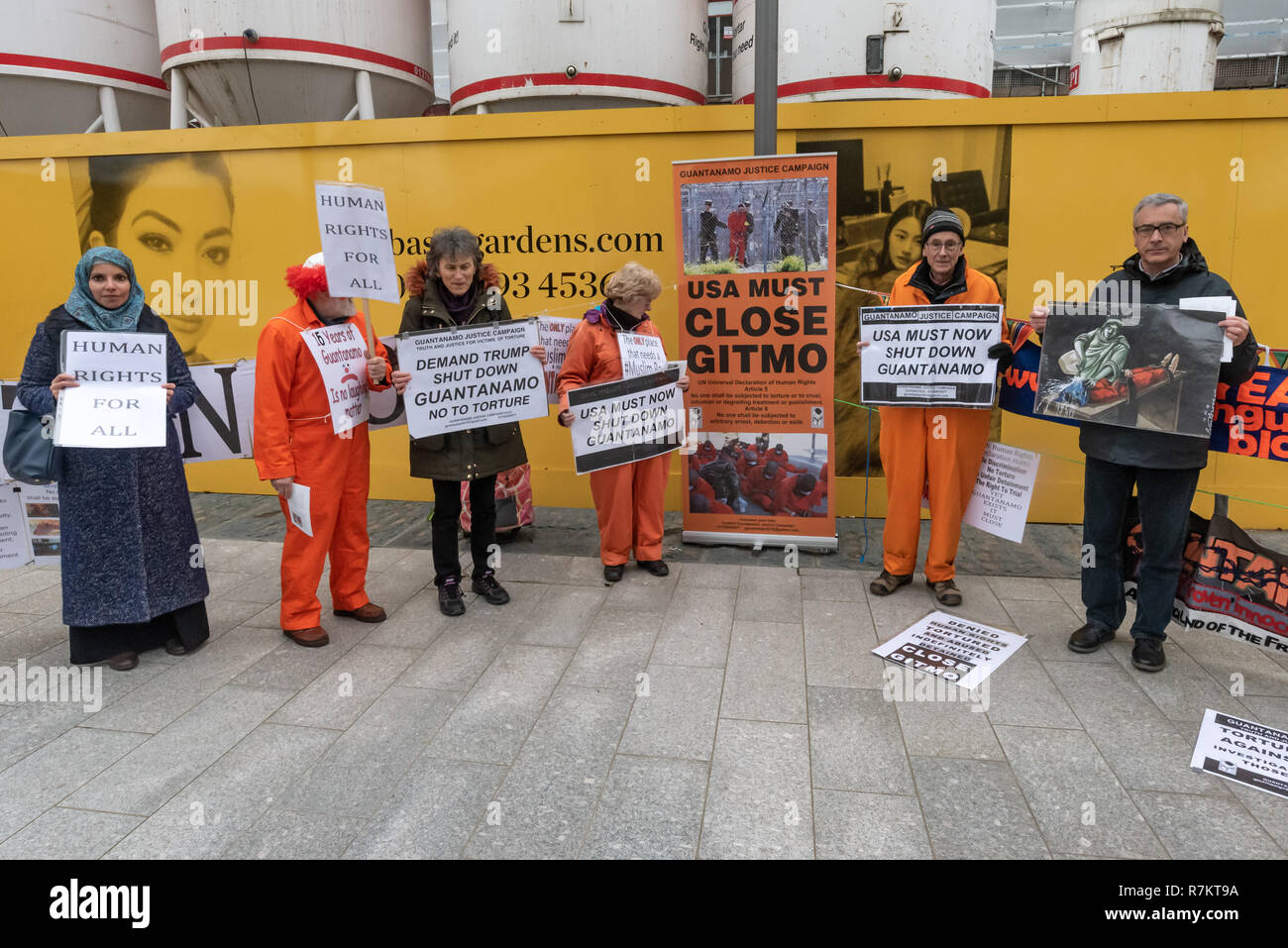 Londra, Regno Unito. Il 10 dicembre 2018. Manifestanti con banner e poster di fronte l'AMBASCIATA DEGLI STATI UNITI presso la Finale "hut Guantanamo!" protesta mensile di 2018 presso l'Ambasciata degli Stati Uniti in occasione del settantesimo anniversario della Dichiarazione Universale dei Diritti dell'Uomo (UDHR). Questo dichiarata "Nessuno può essere sottoposto a tortura né a pene o trattamenti crudeli, inumani o degradanti " e " Nessun individuo potrà essere arbitrariamente arrestato, detenuto o esiliato.' Guantanamo ha ancora 40 detenuti che sono stati torturati e detenuti in detenzione senza processo per quasi 17 anni. Credito: Peter Marshall / Alamy Live News Foto Stock