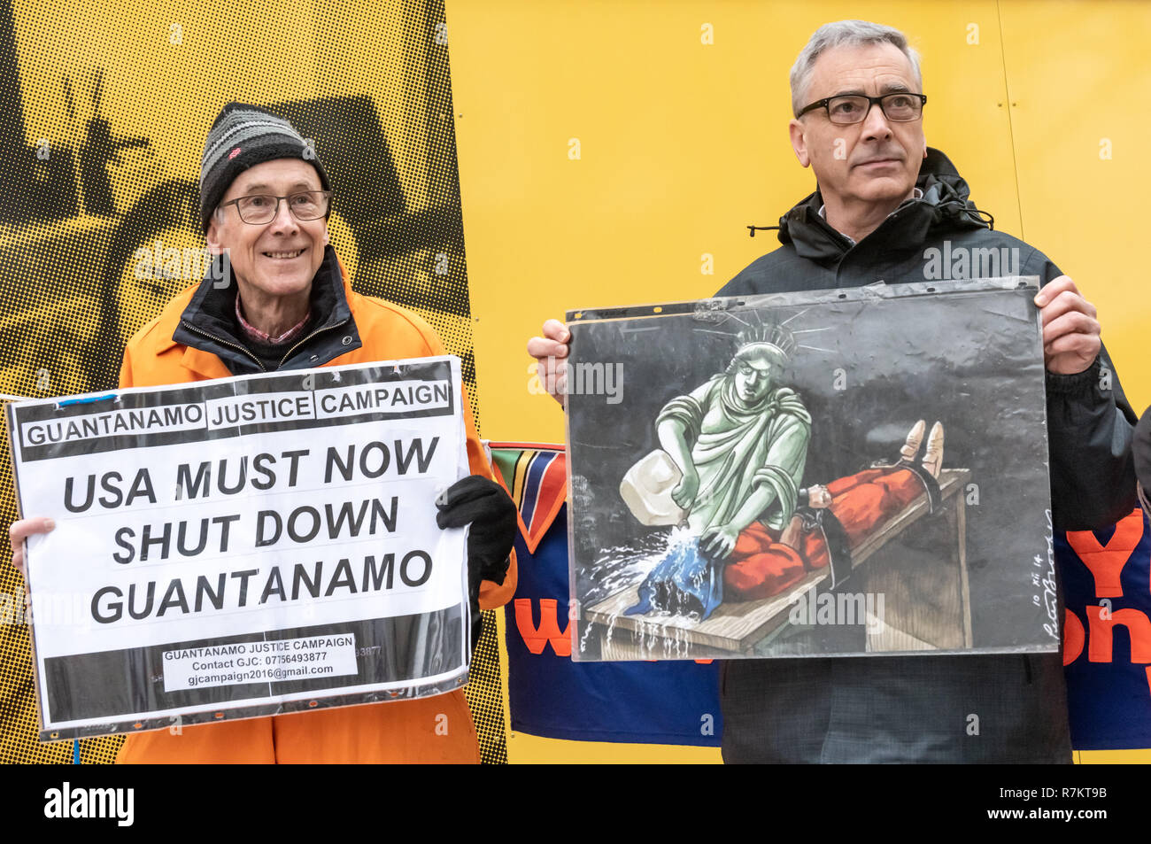 Londra, Regno Unito. Il 10 dicembre 2018. Manifestanti con poster, uno che mostra la statua della Libertà waterboarding un prigioniero di fronte l'AMBASCIATA DEGLI STATI UNITI presso la Finale "hut Guantanamo!" protesta mensile di 2018 presso l'Ambasciata degli Stati Uniti in occasione del settantesimo anniversario della Dichiarazione Universale dei Diritti dell'Uomo (UDHR). Questo dichiarata "Nessuno può essere sottoposto a tortura né a pene o trattamenti crudeli, inumani o degradanti " e " Nessun individuo potrà essere arbitrariamente arrestato, detenuto o esiliato.' Guantanamo ha ancora 40 detenuti. Credito: Peter Marshall / Alamy Live News Foto Stock