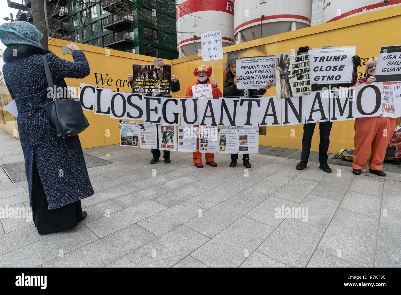 Londra, Regno Unito. Il 10 dicembre 2018. Manifestanti con banner e poster di fronte l'AMBASCIATA DEGLI STATI UNITI presso la Finale "hut Guantanamo!" protesta mensile di 2018 presso l'Ambasciata degli Stati Uniti in occasione del settantesimo anniversario della Dichiarazione Universale dei Diritti dell'Uomo (UDHR). Questo dichiarata "Nessuno può essere sottoposto a tortura né a pene o trattamenti crudeli, inumani o degradanti " e " Nessun individuo potrà essere arbitrariamente arrestato, detenuto o esiliato.' Guantanamo ha ancora 40 detenuti che sono stati torturati e detenuti in detenzione senza processo per quasi 17 anni. Credito: Peter Marshall / Alamy Live News Foto Stock