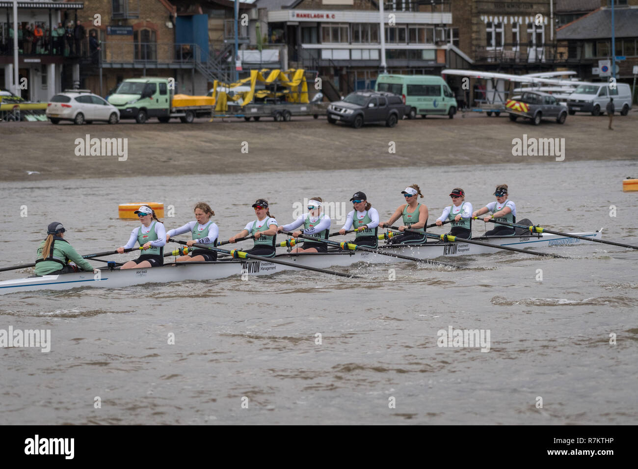 Londra, Regno Unito. Il 10 dicembre 2018. Regata di prova (VIIIs Eights) sono le uniche opportunità su entrambi i lati sono in gara il corso completo da Putney a Mortlake con la gara di arbitri, in modo da fornire un importante banco di prova per i Canottieri coxes e simili. Essi consentono ai team di coaching per analizzare la progressione e le potenzialità e sono spesso influente nella selezione finale degli equipaggi per le barche di blu. La prima prova ottava gara fu organizzata da Oxford 153 anni fa in 1859 e Cambridge entrato a far parte della tradizione tre anni più tardi nel 1862. Questo anno CUWBC hanno scelto a nome dei loro equipaggi dopo due vincitore del Premio Nobel donne, Marie Foto Stock