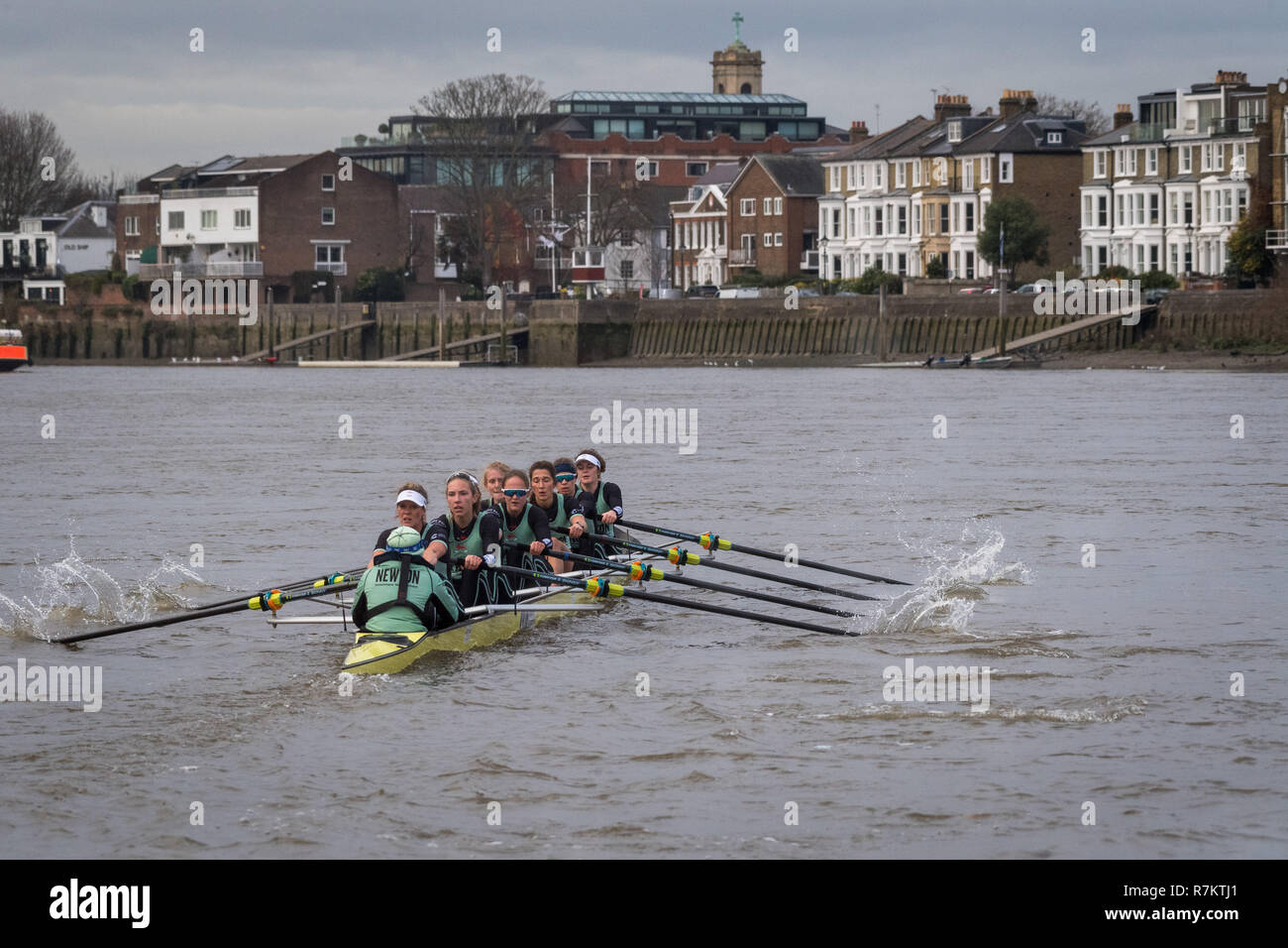 Londra, Regno Unito. Il 10 dicembre 2018. Regata di prova (VIIIs Eights) sono le uniche opportunità su entrambi i lati sono in gara il corso completo da Putney a Mortlake con la gara di arbitri, in modo da fornire un importante banco di prova per i Canottieri coxes e simili. Essi consentono ai team di coaching per analizzare la progressione e le potenzialità e sono spesso influente nella selezione finale degli equipaggi per le barche di blu. La prima prova ottava gara fu organizzata da Oxford 153 anni fa in 1859 e Cambridge entrato a far parte della tradizione tre anni più tardi nel 1862. Questo anno CUWBC hanno scelto a nome dei loro equipaggi dopo due vincitore del Premio Nobel donne, Marie Foto Stock