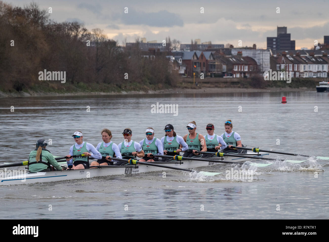 Londra, Regno Unito. Il 10 dicembre 2018. Regata di prova (VIIIs Eights) sono le uniche opportunità su entrambi i lati sono in gara il corso completo da Putney a Mortlake con la gara di arbitri, in modo da fornire un importante banco di prova per i Canottieri coxes e simili. Essi consentono ai team di coaching per analizzare la progressione e le potenzialità e sono spesso influente nella selezione finale degli equipaggi per le barche di blu. La prima prova ottava gara fu organizzata da Oxford 153 anni fa in 1859 e Cambridge entrato a far parte della tradizione tre anni più tardi nel 1862. Questo anno CUWBC hanno scelto a nome dei loro equipaggi dopo due vincitore del Premio Nobel donne, Marie Foto Stock