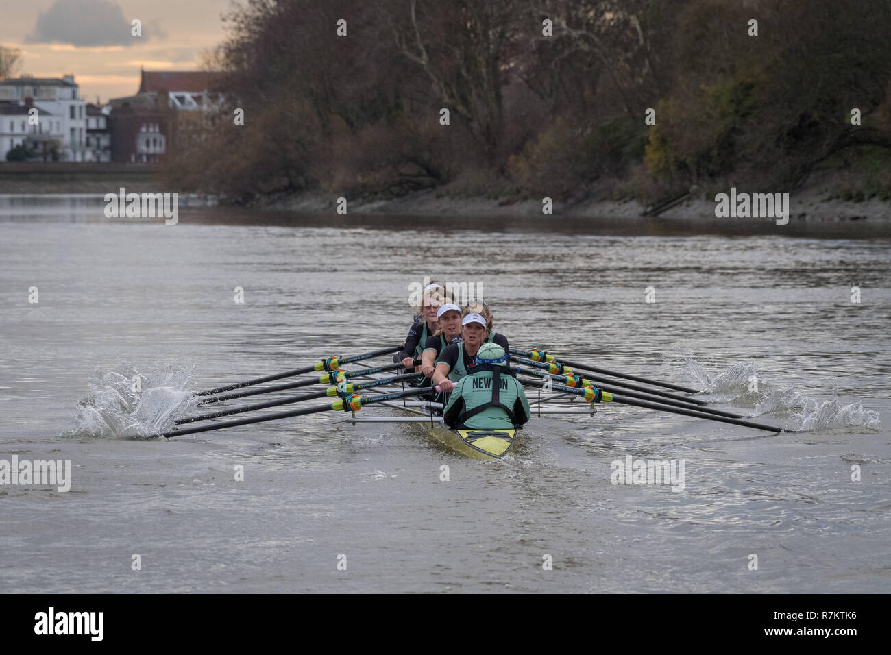 Londra, Regno Unito. Il 10 dicembre 2018. Regata di prova (VIIIs Eights) sono le uniche opportunità su entrambi i lati sono in gara il corso completo da Putney a Mortlake con la gara di arbitri, in modo da fornire un importante banco di prova per i Canottieri coxes e simili. Essi consentono ai team di coaching per analizzare la progressione e le potenzialità e sono spesso influente nella selezione finale degli equipaggi per le barche di blu. La prima prova ottava gara fu organizzata da Oxford 153 anni fa in 1859 e Cambridge entrato a far parte della tradizione tre anni più tardi nel 1862. Questo anno CUWBC hanno scelto a nome dei loro equipaggi dopo due vincitore del Premio Nobel donne, Marie Foto Stock