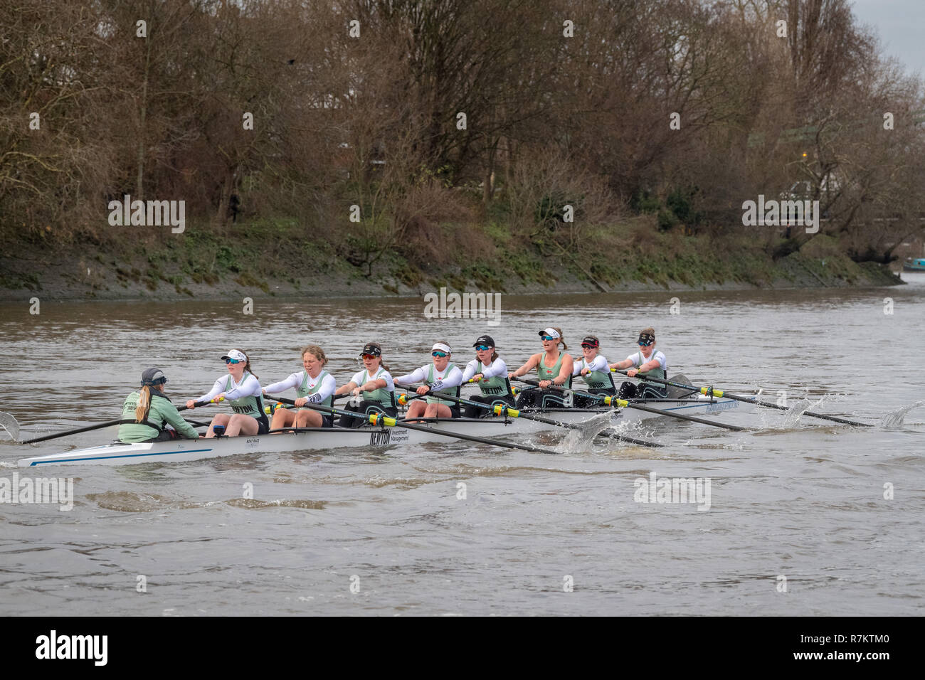 Londra, Regno Unito. Il 10 dicembre 2018. Regata di prova (VIIIs Eights) sono le uniche opportunità su entrambi i lati sono in gara il corso completo da Putney a Mortlake con la gara di arbitri, in modo da fornire un importante banco di prova per i Canottieri coxes e simili. Essi consentono ai team di coaching per analizzare la progressione e le potenzialità e sono spesso influente nella selezione finale degli equipaggi per le barche di blu. La prima prova ottava gara fu organizzata da Oxford 153 anni fa in 1859 e Cambridge entrato a far parte della tradizione tre anni più tardi nel 1862. Questo anno CUWBC hanno scelto a nome dei loro equipaggi dopo due vincitore del Premio Nobel donne, Marie Foto Stock