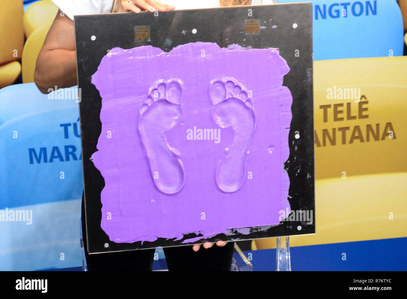 Rio De Janeiro, Brasile. Decimo Dec, 2018. Marta, votato sei volte il miglior giocatore del mondo rende il record dei piedi di lei che sarà eternalized sul marciapiede dello stadio&#39;me in thn Maracanã Tour, il museo dello stadio. Durante la Maracanã Walk of Fame tenutasi inacanã, dio di Rio de Janeiro, RJ. Credito: Celso Pupo/FotoArena/Alamy Live News Foto Stock