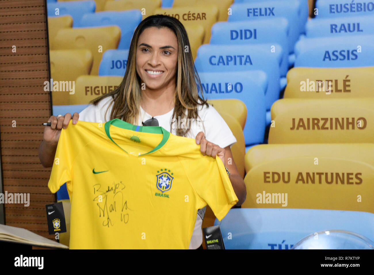 Rio De Janeiro, Brasile. Decimo Dec, 2018. Marta, votato sei volte il miglior giocatore del mondo rende il record dei piedi di lei che sarà eternalized sul marciapiede dello stadio&#39;me in thn Maracanã Tour, il museo dello stadio. Durante la Maracanã Walk of Fame tenutasi inacanã, dio di Rio de Janeiro, RJ. Credito: Celso Pupo/FotoArena/Alamy Live News Foto Stock