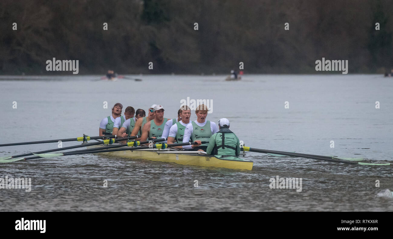 Londra, Regno Unito. Il 10 dicembre 2018. Regata di prova (VIIIs Eights) sono le uniche opportunità su entrambi i lati sono in gara il corso completo da Putney a Mortlake con la gara di arbitri, in modo da fornire un importante banco di prova per i Canottieri coxes e simili. Essi consentono ai team di coaching per analizzare la progressione e le potenzialità e sono spesso influente nella selezione finale degli equipaggi per le barche di blu. La prima prova ottava gara fu organizzata da Oxford 153 anni fa in 1859 e Cambridge entrato a far parte della tradizione tre anni più tardi nel 1862. Credito: Duncan Grove/Alamy Live News Foto Stock