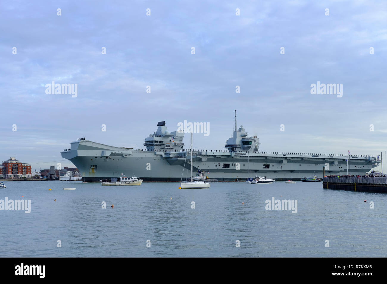 Il porto di Portsmouth, Regno Unito. 10 dicembre 2018 Portsmouth. HMS Queen Elizabeth arriva a casa dopo 4 mesi di mare sentieri e percorsi di volo con la F35-B jet da combattimento.La distribuzione Westlant ha visto la nave da guerra i viaggi negli Stati Uniti - tra cui la città di New York e Florida. Credit Paul Chambers Alamy Live News. Foto Stock