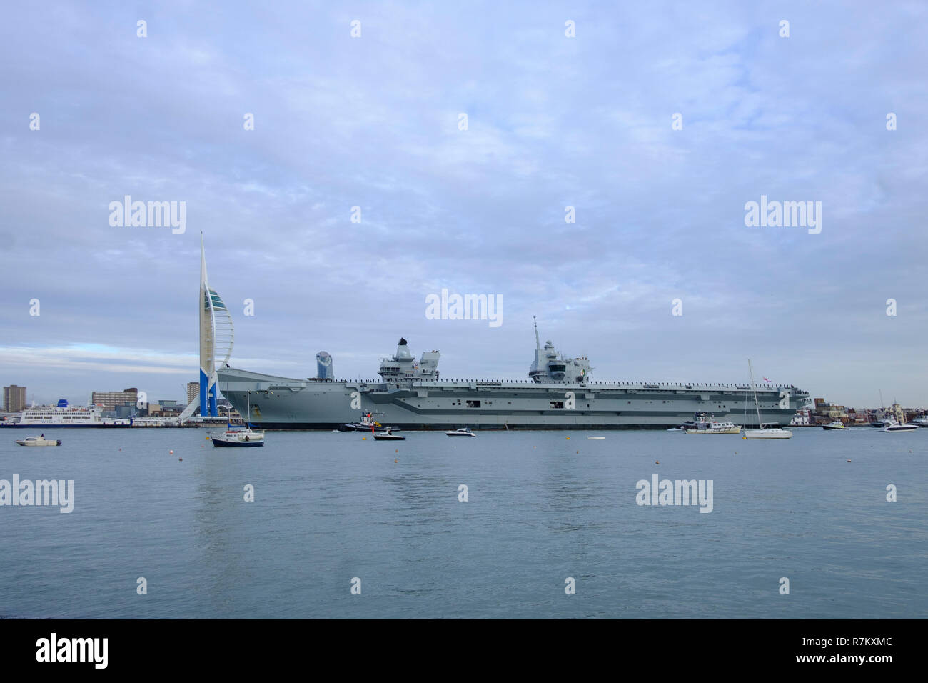 Il porto di Portsmouth, Regno Unito. 10 dicembre 2018 Portsmouth. HMS Queen Elizabeth arriva a casa dopo 4 mesi di mare sentieri e percorsi di volo con la F35-B jet da combattimento.La distribuzione Westlant ha visto la nave da guerra i viaggi negli Stati Uniti - tra cui la città di New York e Florida. Credit Paul Chambers Alamy Live News. Foto Stock