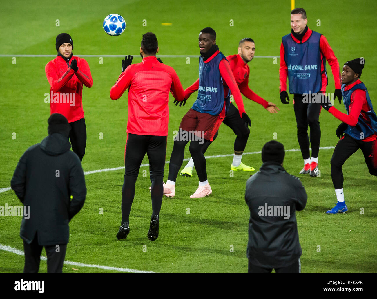 A Belgrado, in Serbia. 10 dic 2018.La UEFA Champions League, la Stella Rossa Belgrado versus Paris Saint-Germain conferenza stampa, Belgrado, Serbia - 10 dic 2018. Neymar di Parigi Saint-Germain si riscalda con i suoi compagni di squadra Credito: Nikola Krstic/Alamy Live News Foto Stock