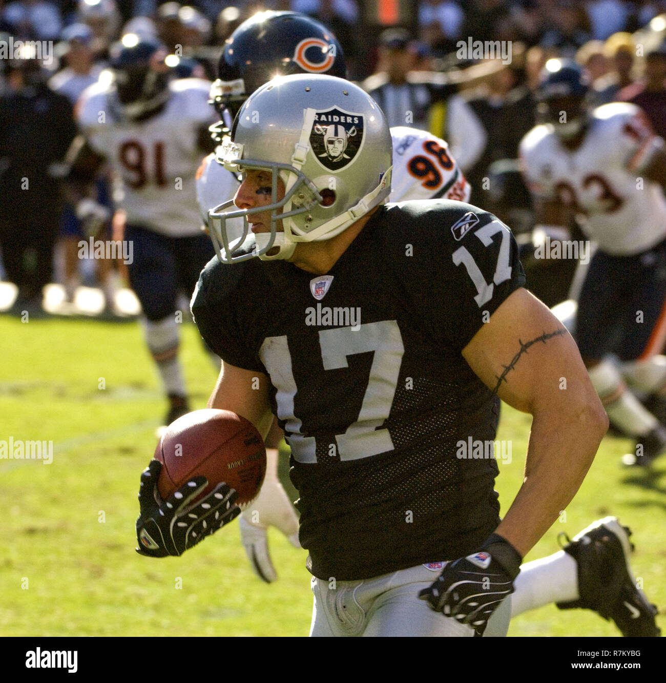 Oakland, la California, Stati Uniti d'America. Xi Nov, 2007. Oakland Raiders wide receiver Tim Dwight #17 con sfera di Domenica, 11 novembre 2007, a Oakland-Alameda County Coliseum a Oakland, in California. La porta ha sconfitto i raider 17-6. Credito: Al di Golub/ZUMA filo/Alamy Live News Foto Stock