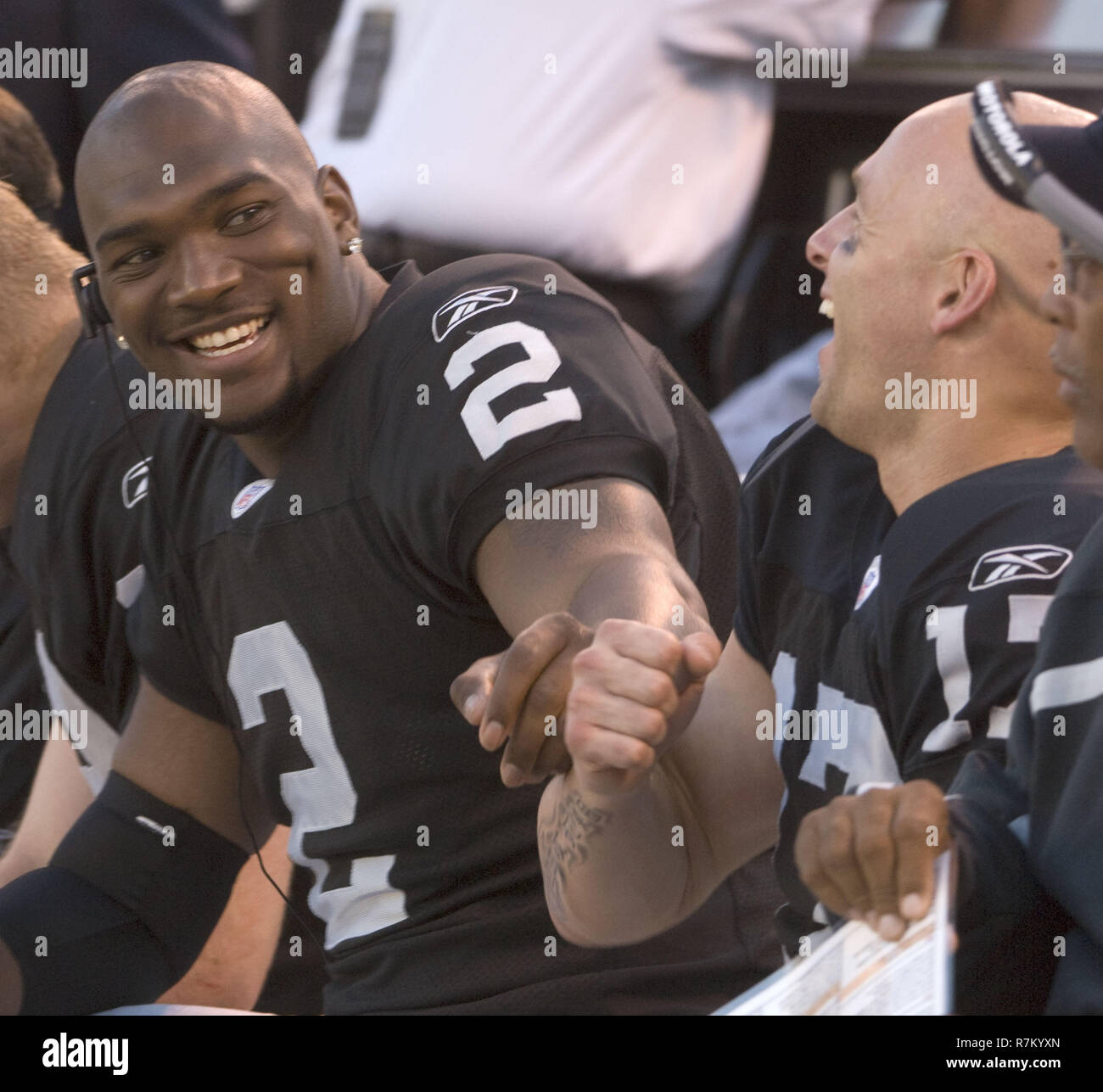 Oakland, la California, Stati Uniti d'America. 4 Novembre, 2007. I raider di Oakland quarterback JaMarcus Russell #2 e ricevente larga Tim Dwight #17 scherzo durante il gioco su Domenica, 4 novembre 2007, a Oakland-Alameda County Coliseum a Oakland, in California. I Texans sconfitto i raider 24-17. Credito: Al di Golub/ZUMA filo/Alamy Live News Foto Stock