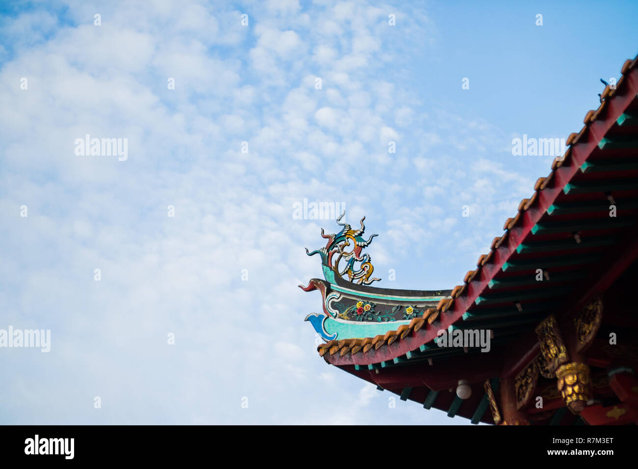 La decorazione del tetto della pagoda con cielo blu Foto Stock