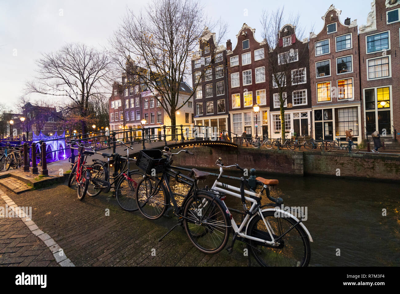 Vista serale di Brouwersgracht canal e antiche case olandesi in serata in Amsterdam, Paesi Bassi Foto Stock