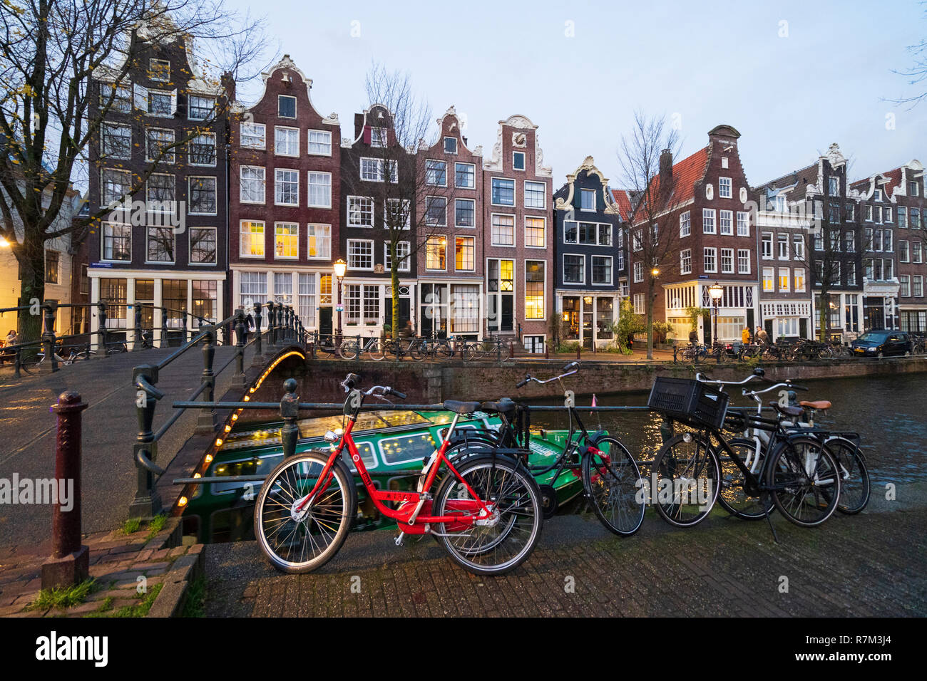 Vista serale di vecchie case olandesi accanto al canal a Amsterdam, Paesi Bassi Foto Stock