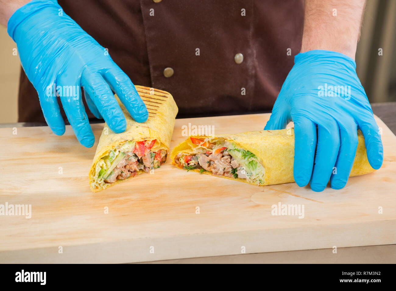 Cuocere mostra il riempimento shawarma sul pannello di legno Foto Stock