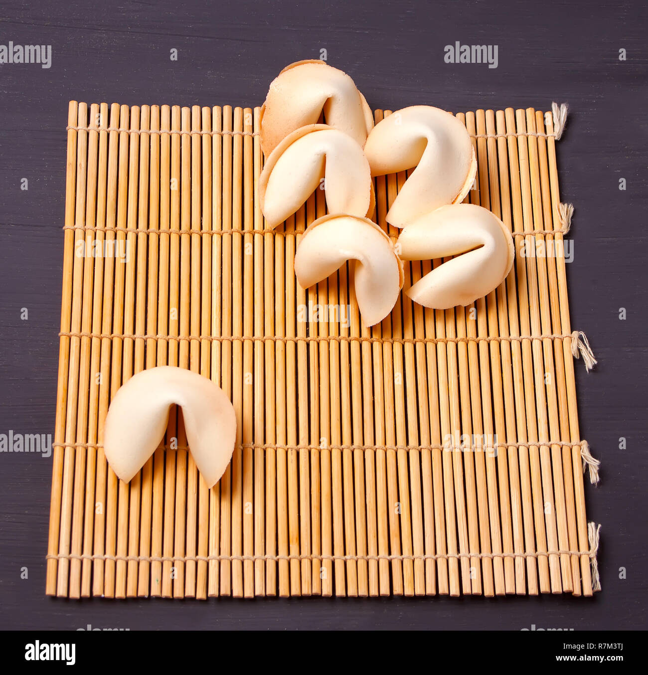 Il cinese fortune cookie con predizione sul tavolo di legno Foto Stock