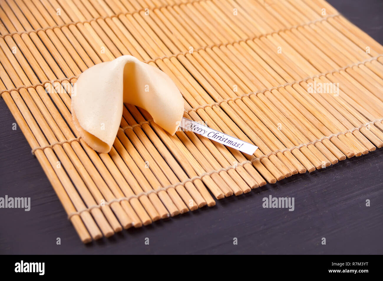 Il cinese fortune cookie con predizione per Natale sul tavolo di legno Foto Stock