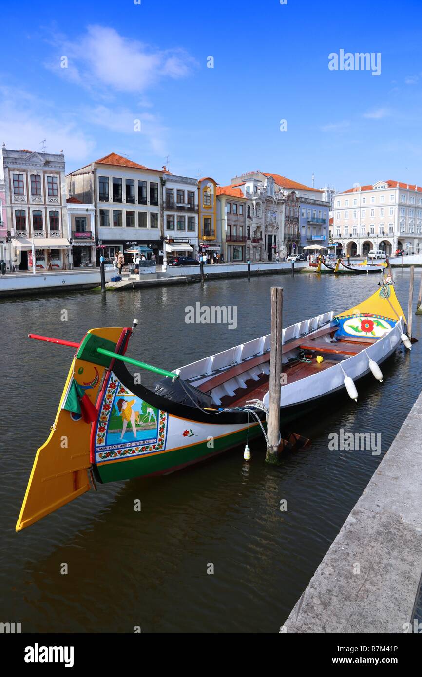 AVEIRO, Portogallo - 23 Maggio 2018: Aveiro canal gondola-stile barca in Portogallo. Aveiro è conosciuta come la Venezia del Portogallo a causa dei suoi canali. Foto Stock