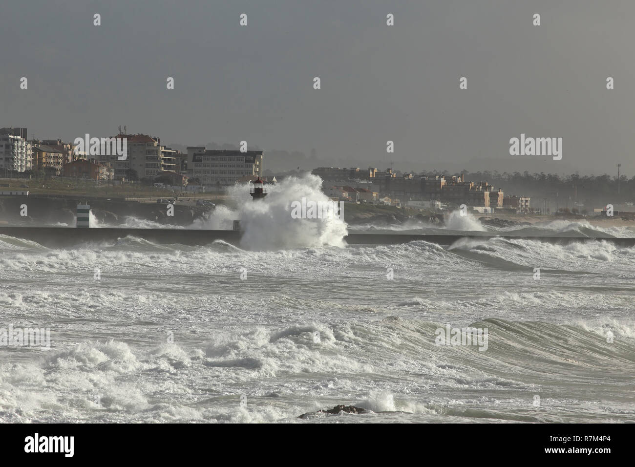 A nord della costa portoghese sotto pesante tempesta di mare Foto Stock