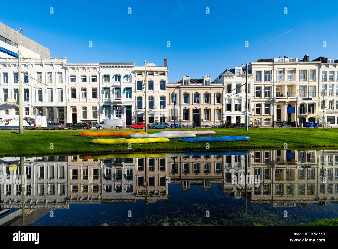 Riflessioni da case vecchie e Mauritsweg Westersingel canal a Rotterdam, Paesi Bassi Foto Stock