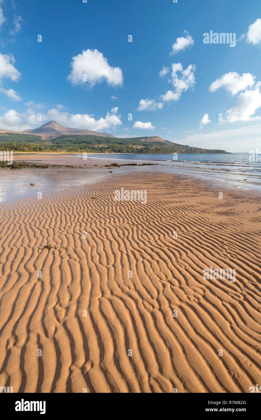 Regno Unito, Scozia, North Ayrshire, isola di Arran, a Brodick, la spiaggia e il vertice di Goatfell Foto Stock