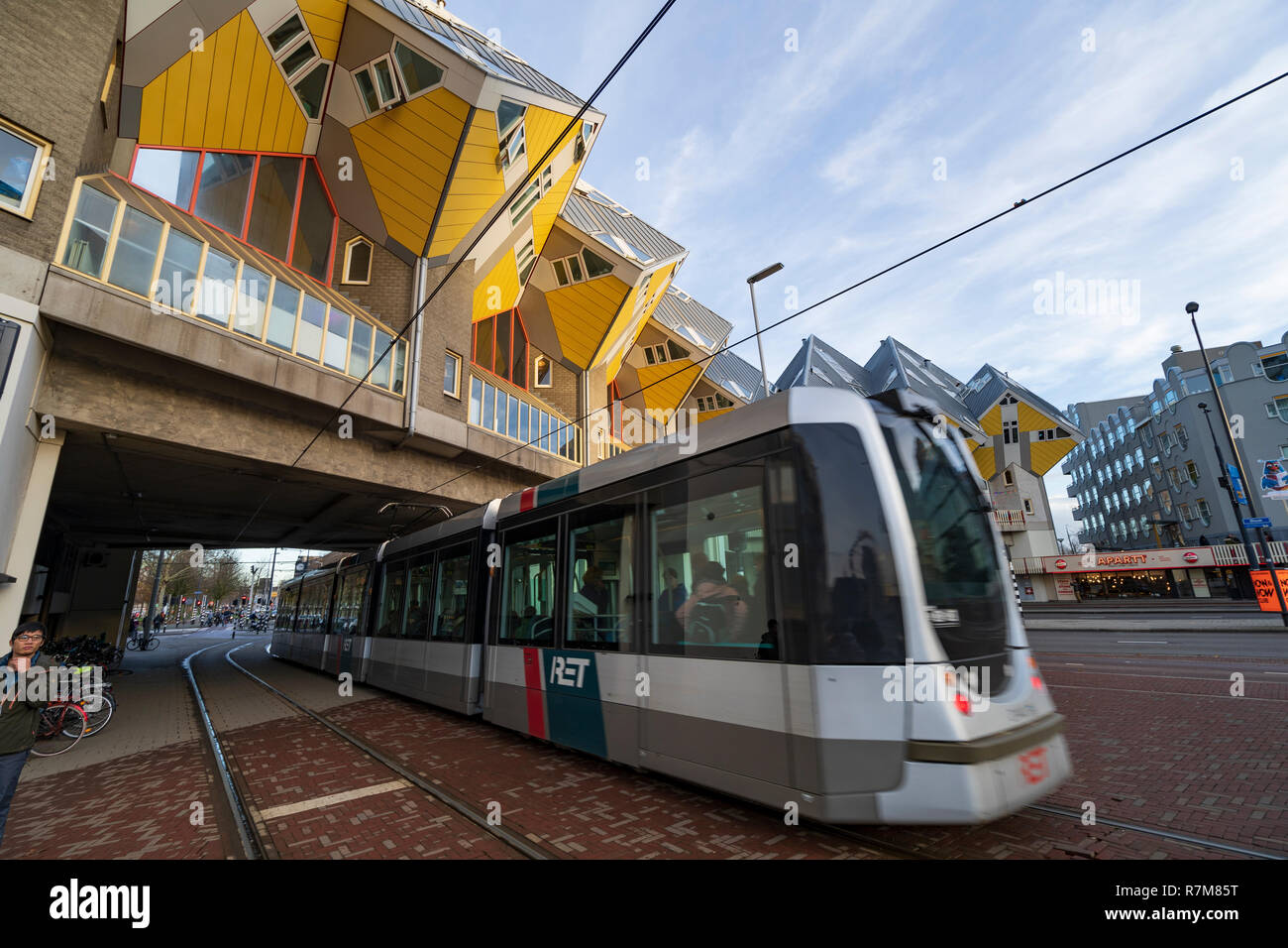 Pubblica il tram passa nella parte anteriore del case cubiche di Rotterdam Paesi Bassi Foto Stock