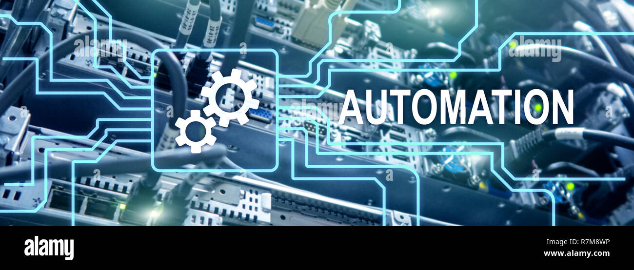 Automazione del processo di business e innovazione tecnologica nel settore manifatturiero. Internet e tecnologia concetto sulla sala server sullo sfondo Foto Stock
