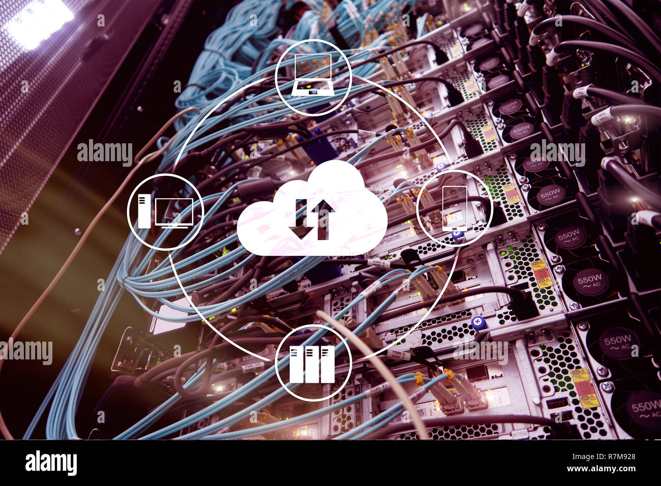 Server cloud computing e, elaborazione e archiviazione dei dati. Internet e la tecnologia del concetto. Foto Stock