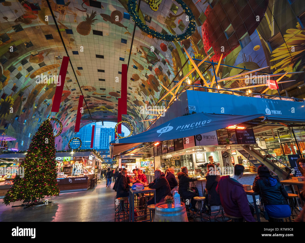 Pinchos tapas bar interno moderna residenziale e commerciale di sviluppo immobiliare, Markthal , Market Hall, a Rotterdam, Paesi Bassi Foto Stock