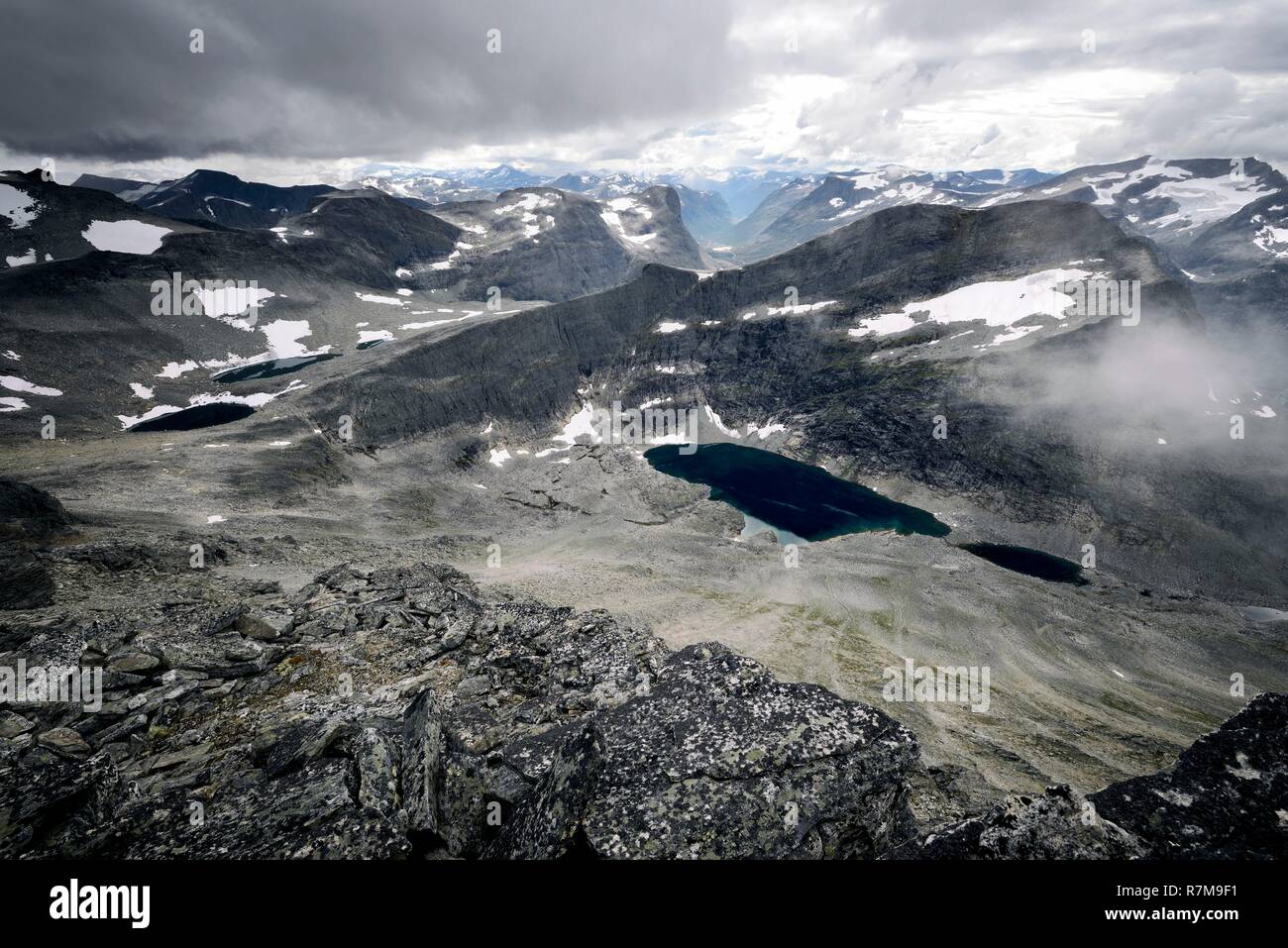 Norvegia, More og Romsdal, Rauma, Reinheimen National Park, vista da Troll parete (Trollveggen), il più alto in verticale di roccia in Europa circa 1100m Foto Stock