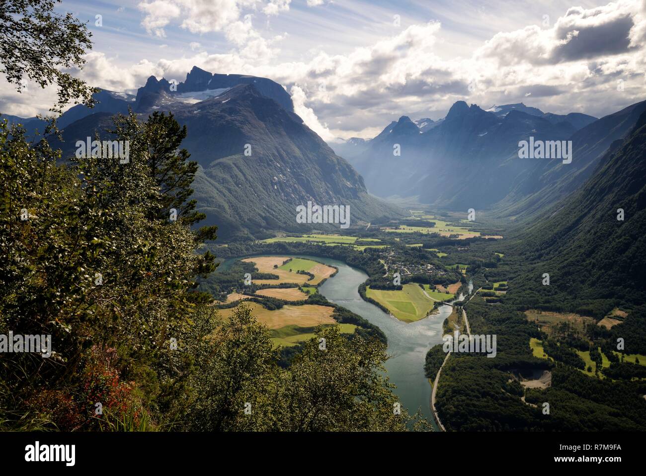 Norvegia, More og Romsdal, Rauma, Andalsnes, Romsdalseggen Ridge, uno dei più famosi escursione in Norvegia Foto Stock