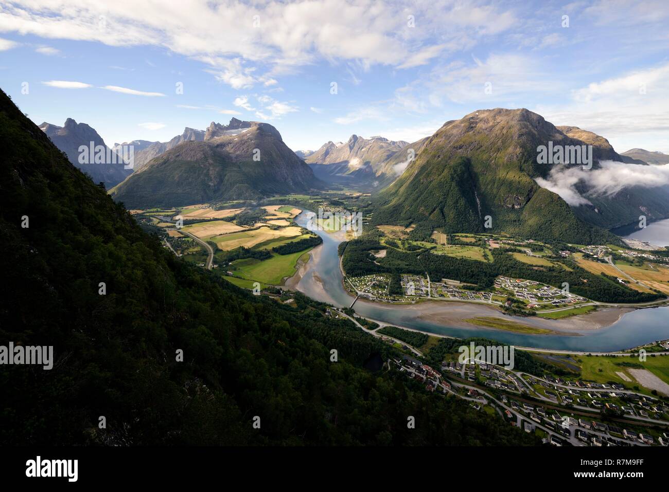 Norvegia, More og Romsdal, Rauma, Andalsnes, Romsdalseggen Ridge, uno dei più famosi escursione in Norvegia Foto Stock