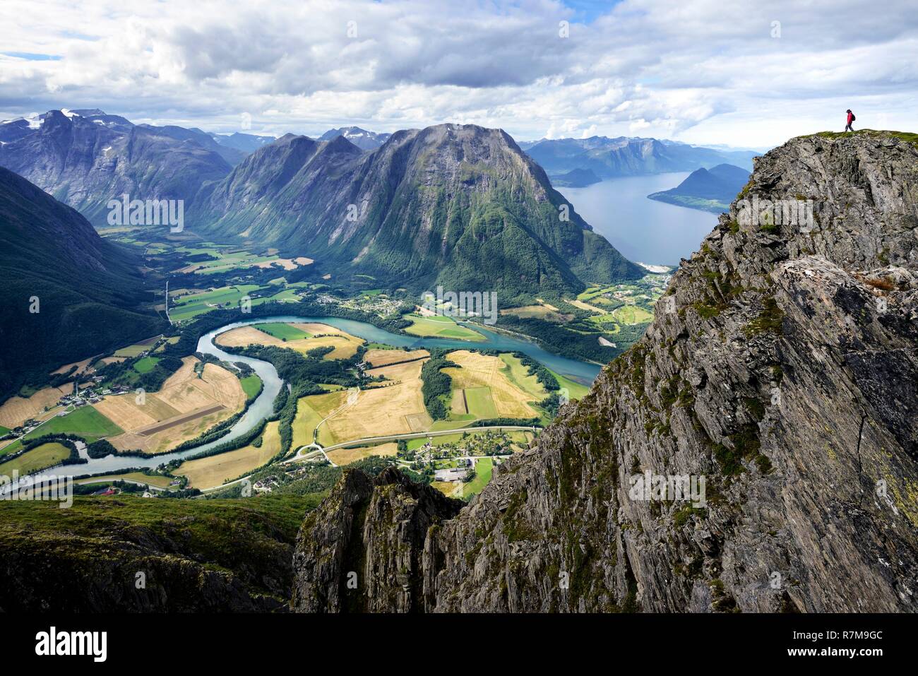 Norvegia, More og Romsdal, Rauma, Andalsnes, Romsdalseggen Ridge, uno dei più famosi escursione in Norvegia Foto Stock