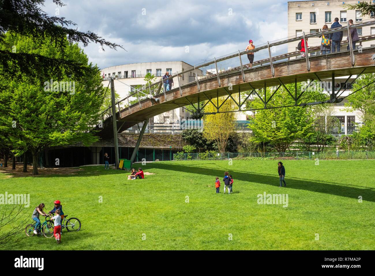 Francia, Parigi, la Coulee Verte Rene-Dumont (ex Promenade Plantee), sul sito di una vecchia linea ferroviaria, attraversa il Reuilly-Paul-Pernin garden Foto Stock
