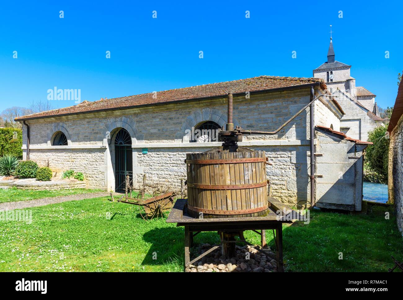 Francia, Cote-d'Or, Beze, Penaisot wash-casa costruita nel cuore del villaggio e il vino premere il simbolo della vigna Le Clos de Beze Foto Stock