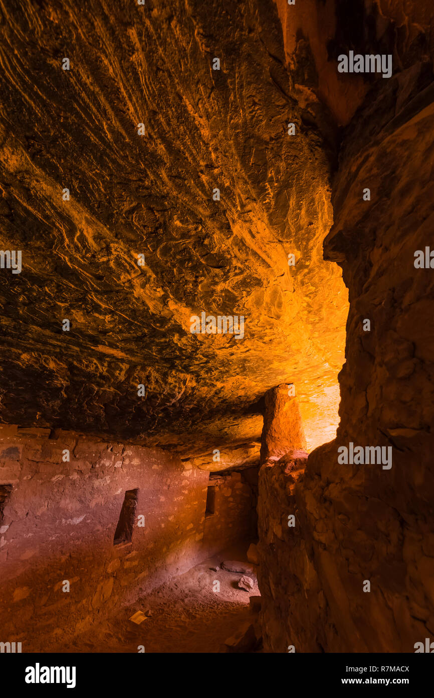 Il passaggio interno dietro un muro di difesa al Moon House rovina sul cedro Mesa, costruita dall'ancestrale popolo dei Pueblo e una volta parte di orsi orecchie Nazione Foto Stock