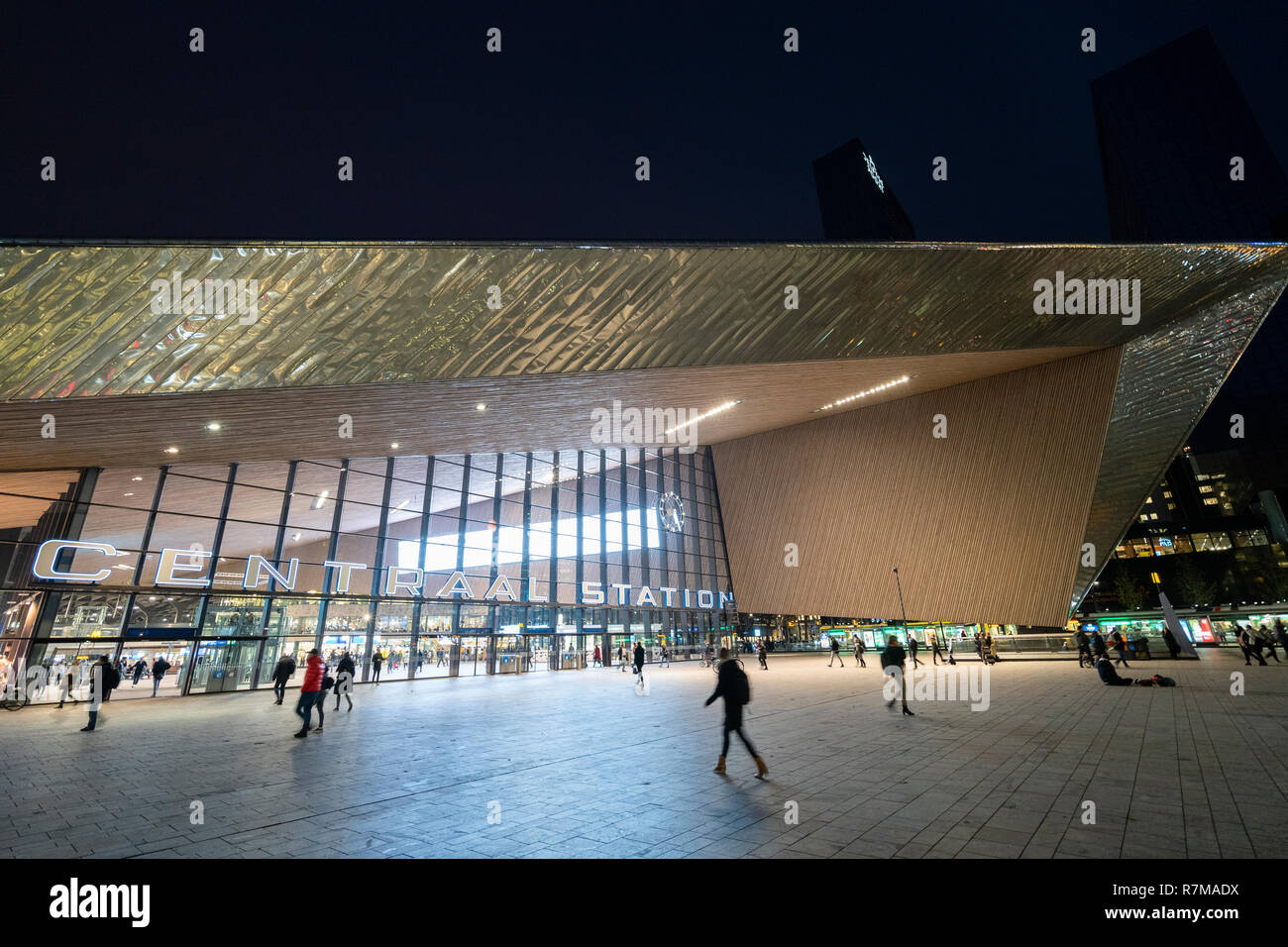 Esterno della nuova Stazione Centrale di notte a Rotterdam, Paesi Bassi Foto Stock