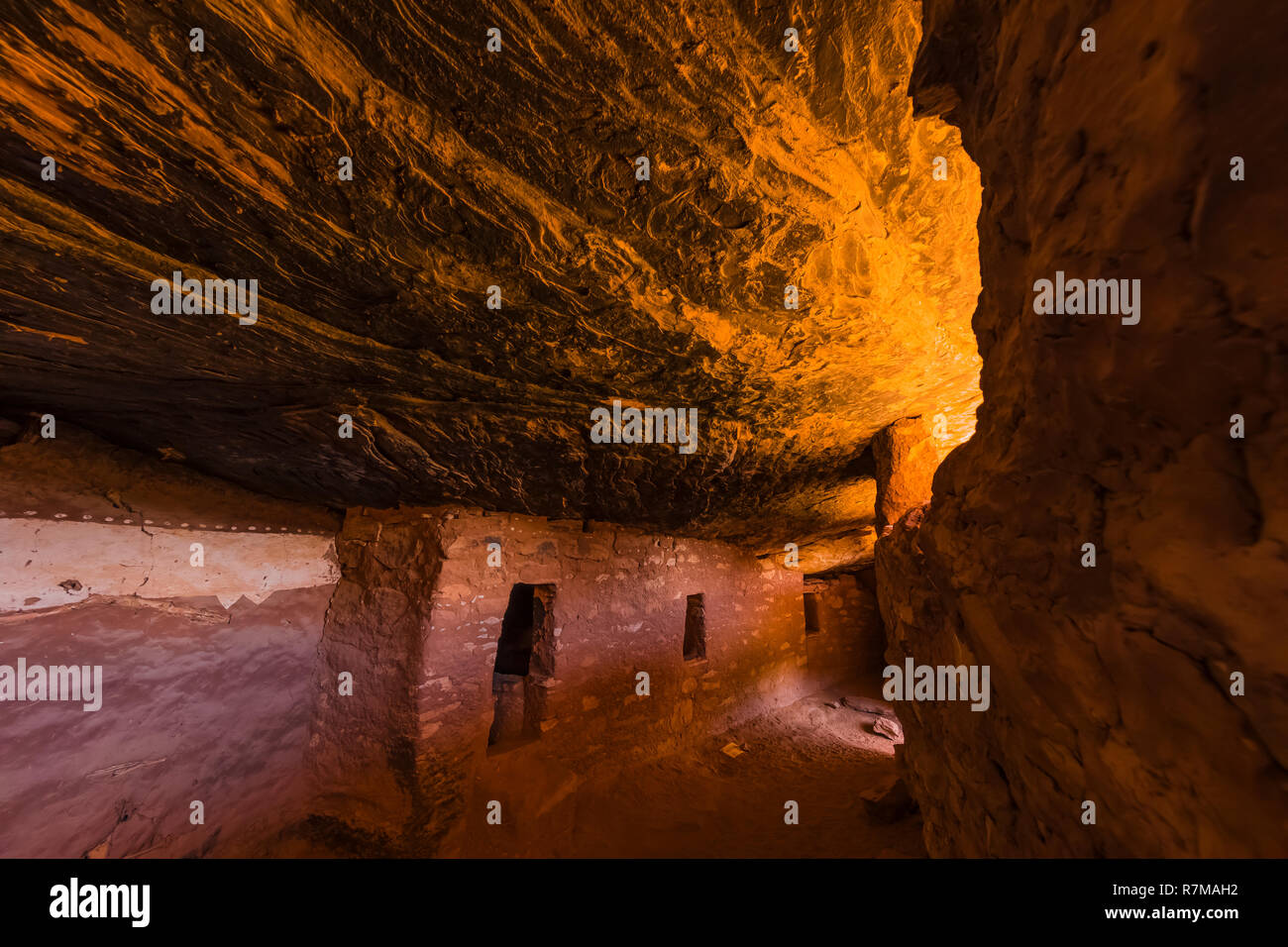 Il passaggio interno dietro un muro di difesa al Moon House rovina sul cedro Mesa, costruita dall'ancestrale popolo dei Pueblo e una volta parte di orsi orecchie Nazione Foto Stock