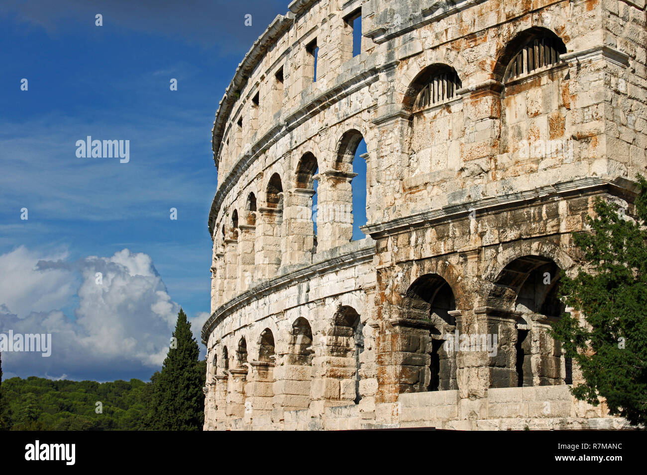 Vista esterna sulle pareti dell'anfiteatro romano di Pola, Croazia. Foto Stock