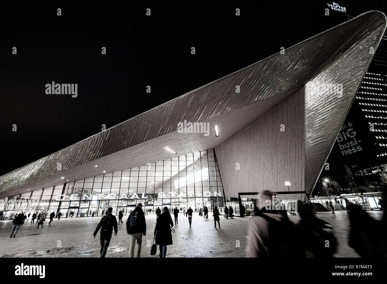 Esterno della nuova Stazione Centrale di notte a Rotterdam, Paesi Bassi Foto Stock